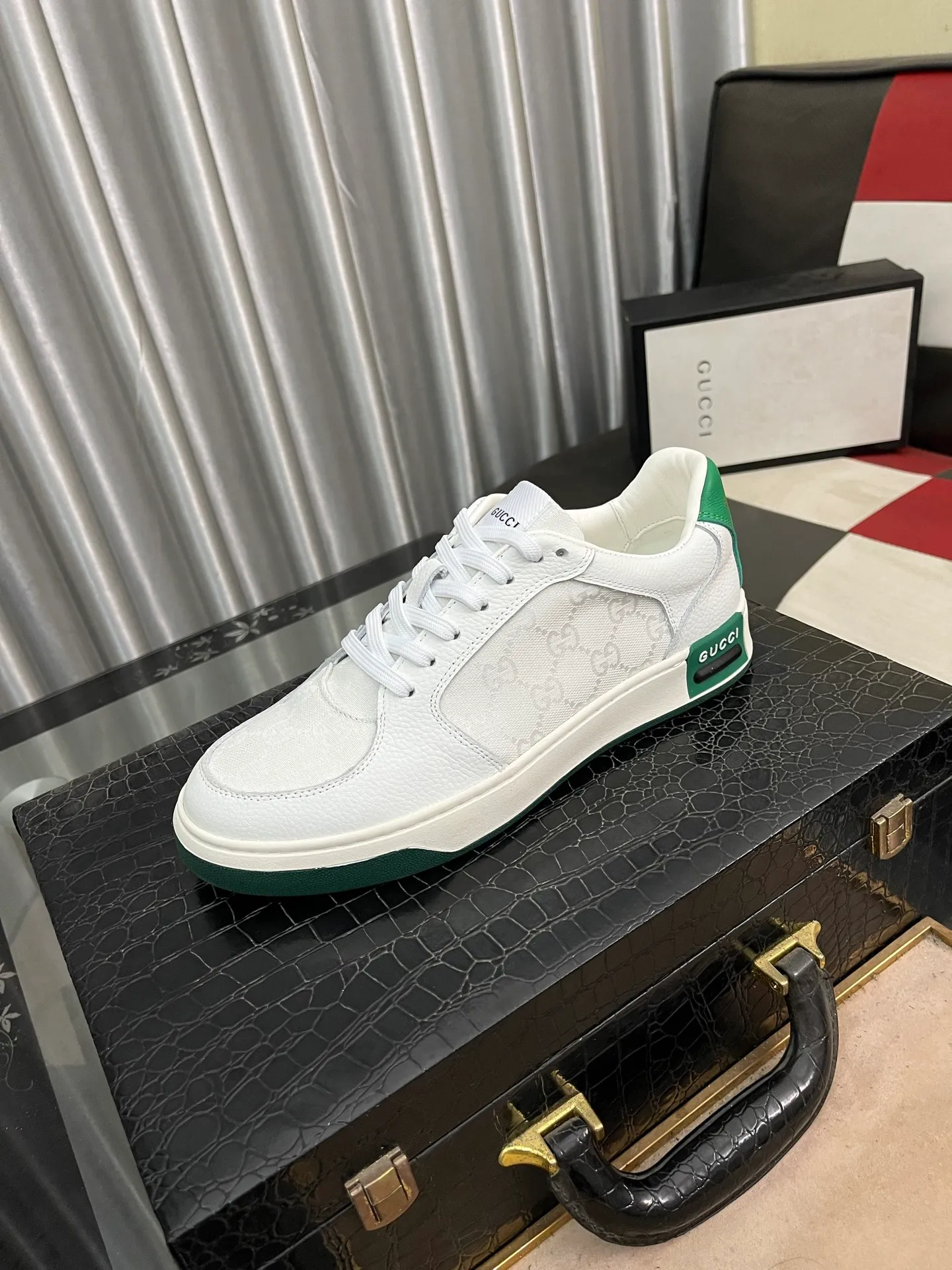 Men's shoes💰420⌚️⌚️[GUCCI] Gucci men's casual shoes are absolutely popular🔥The ultimate matching item for trendy men! The charm of super texture is unstoppable. This is the main recommendation. The upper is made of high-quality cowhide, with pig lining feet and wear-resistant rubber sole. It is noble and elegant! Extremely comfortable🎁🎁You can be as handsome as you want💪 Available in sizes 38-44 and 3️⃣colors